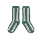 Socken mit Streifen in einem schattigen Grün 
